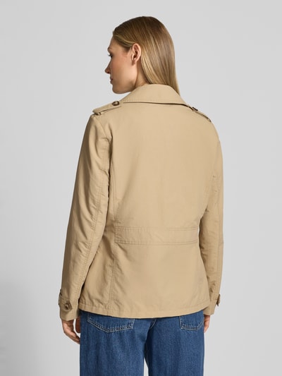 Frauenmodel trägt Regular Fit Jacke mit Reverskragen von Christian Berg Woman Selection, beige, Material-Mix mit Baumwoll-Anteil, Eingrifftaschen und durchgängige Knopfleiste, Rückenlänge 66 cm, Schulterbreite 40 cm, Brustweite 50 cm, Ärmellänge 62 cm, Ganzkörperansicht Rückansicht.