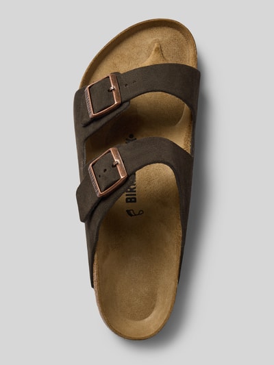 Produktfoto, Slipper aus echtem Leder Modell 'Arizona' von Birkenstock für Herren, offene Ferse, braune Töne, runde Form, strukturierte Oberfläche, abgerundete Passform, Absatzhöhe 3 cm bei Größe 44