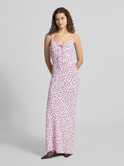 Vrouwenmodel draagt maxi-jurk in all-over look Model 'Fleur' van LeGer, zuiver viscose, nauw aansluitend, ronde hals, vetersluiting, spaghettibandjes, ruglengte maat 36: 134 cm, borstwijdte maat 36: 40 cm, geheel lichaamsaanzicht van voren.