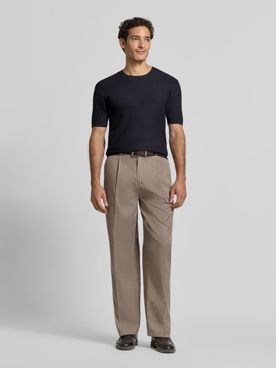 Männermodel trägt T-Shirt aus Viskose-Mix in Strick-Optik von Emporio Armani, schmale Passform, gerippte Abschlüsse, Ganzkörperansicht von vorne.
