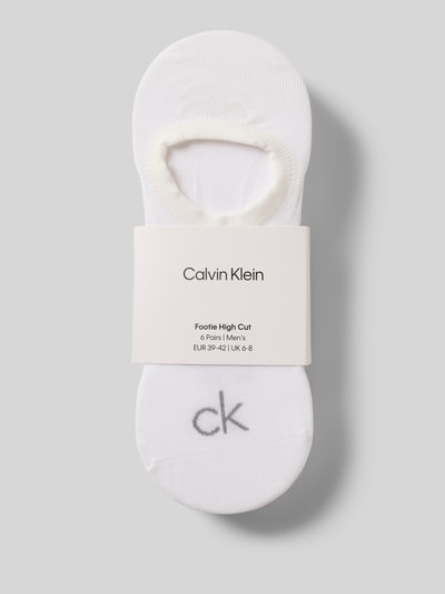 Produktfoto, weiße Socken aus Baumwoll-Mix Modell 'FOOTIE' von CK Calvin Klein für Herren, glatte Oberfläche, dezentes Logo auf Vorderseite