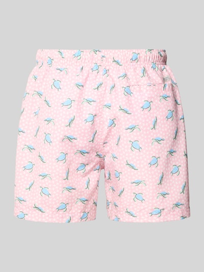 Produktfoto, Badehose mit Gesäßtasche und Label-Patch von MCNEAL in Rosa mit blau-grünen Fischmotiven, elastischer Bund mit Kordelzug, Loose-Fit, Gesäßleistentasche, glatte Textur
