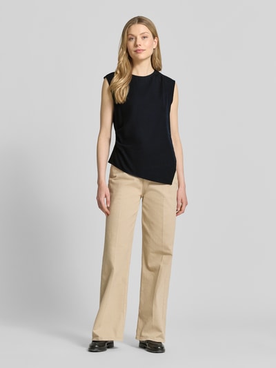 Modelka kobieca ma na sobie Top aus Lyocell-Leinen-Mix in asymmetrischer Form od JAKE*S STUDIO WOMAN, kolor czarny, tekstura gładka, widoczne drapowania, dekolt okrągły, długość tyłu w rozmiarze 36: 54 cm, pełny widok z przodu.