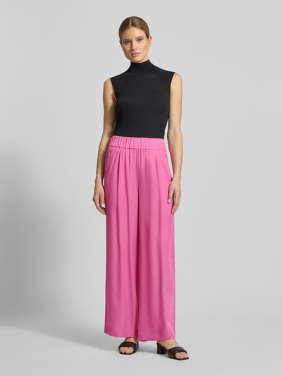 Vrouwenmodel draagt Wide Leg Stoffhose met elastischem Bund van Lanius, pure lyocell, steekzakken, wide fit, binnenbeenlengte maat 36: 80 cm, bandwijdte 36 cm, felle roze kleur, gladde textuur, full body vooraanzicht.