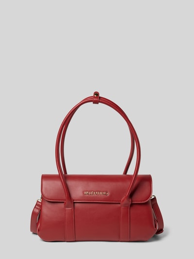 Produktfoto, czerwona Handtasche mit Label-Applikation von VALENTINO BAGS, półmatowa tekstura, prostokątny kształt, złote logo, kontekst: torebka damska z główną komorą na magnes, uchwytami i paskiem na ramię, 34x17x14 cm, pasek 125 cm.