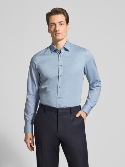 Männermodel trägt Slim Fit Freizeithemd mit Kentkragen von OLYMP Level Five, Hellblau, Baumwoll-Mix, durchgehende Knopfleiste, Langärmelig, Sportmanschetten, Ganzkörperansicht von vorne.