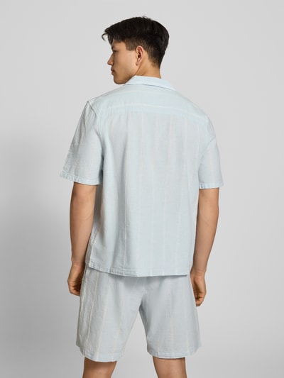 Männermodel trägt Regular Fit Freizeithemd aus Baumwoll-Leinen-Mix mit Reverskragen von REVIEW, hellblau, Struktur-Look, Ganzkörperansicht Rückansicht.