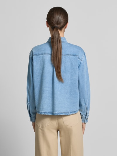 Vrouwenmodel draagt Relaxed Fit Jeansbluse mit Brusttasche van Oui in lichtblauw, katoenmix met stretch, borstzak, volledige rugaanzicht.