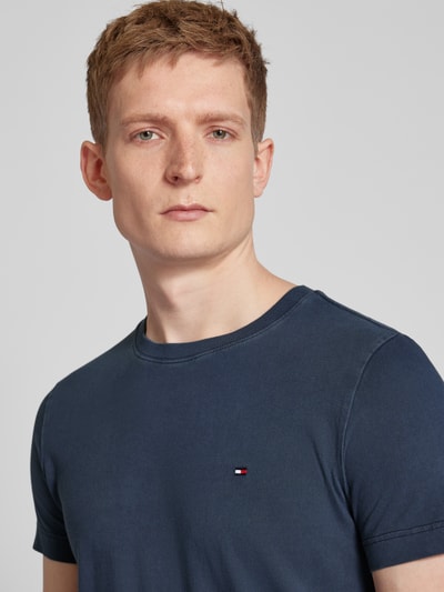 Tommy Hilfiger T-shirt o kroju slim fit z wyhaftowanym logo model ‘GARMENT’ Granatowy 3