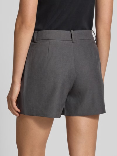 Kobiece model prezentuje Regular Fit Skort mit Gürtelschlaufen Modell 'LINDA' od ONLY, szary kolor, gładka tekstura, damska spódnica mini ONLY, widok całej sylwetki z tyłu.