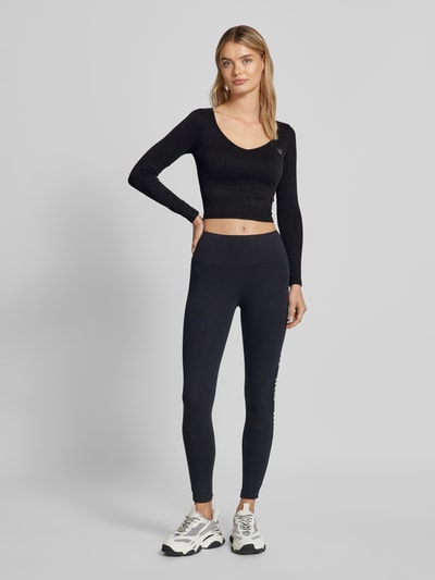 Guess Activewear Cropped Longsleeve mit V-Ausschnitt Black 1