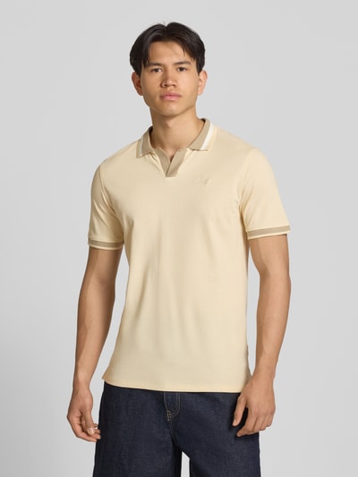 Männermodel trägt Regular Fit Poloshirt mit Label-Stitching Modell 'EVO' von Blend in Beige, Reine Baumwolle, V-Ausschnitt, Ganzkörperansicht von vorne. Rückenlänge bei Größe M: 72 cm.