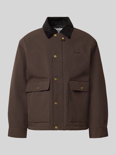 Produktfoto, Relaxed Fit Jacke mit Umlegekragen Modell 'Quentin' von Carhartt Work In Progress in Braun mit Cord-Details und Logo-Stitching, strukturierte Oberfläche, aufgesetzte Taschen