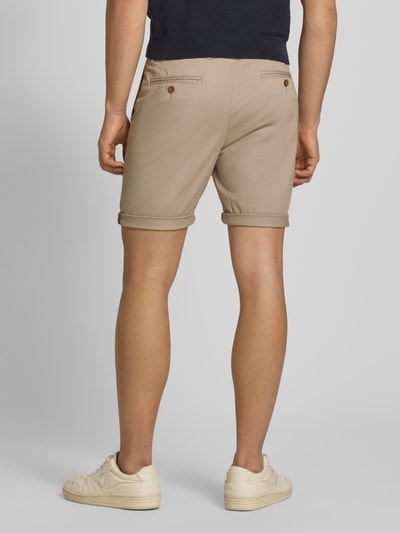 Männermodel trägt Regular Fit Shorts mit Münztasche von Superdry in Beige aus Baumwoll-Mix mit Gesäßtaschen, Ganzkörperansicht Rückansicht.