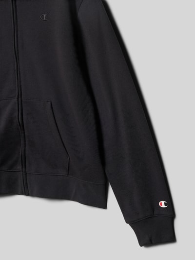 Productfoto, Regular Fit Sweatjacke mit Logo-Detail van CHAMPION in zwart katoenmix met logo-accent, kangoeroezak, capuchon, ritssluiting, elastische boorden