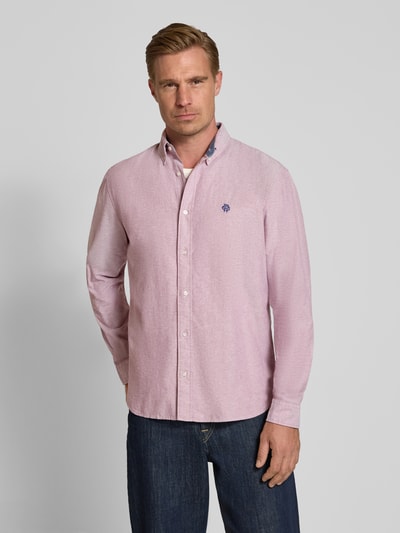 Männermodel trägt Regular Fit Freizeithemd aus reiner Baumwolle von MCNEAL in Rosa mit Button-Down-Kragen, Logo-Stitching, Nahaufnahme Oberkörper.