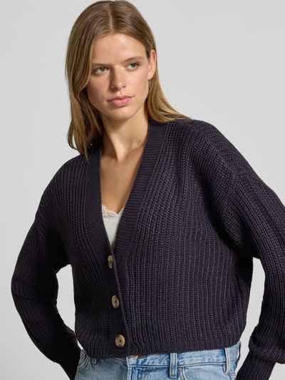 Vrouwenmodel draagt donkerblauw boxy fit gebreid jack met v-hals model 'CAROL' van ONLY, Dames, close-up bovenlichaam