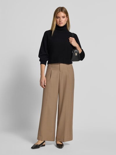 Frauenmodel trägt Regular Fit Pullover aus Woll-Mix mit Kaschmir-Anteil von HERZENS, Rollkragen, schwarze Farbe, Ganzkörperansicht von vorne.