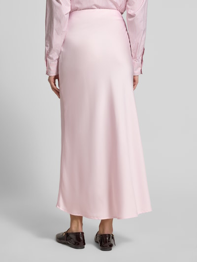 Frauenmodel trägt Maxirock aus Satin Modell 'VIELLETTE' von Vila in zartem Rosa, Gerader-Schnitt, High-Waist, Rückenansicht, Ganzkörperansicht Rückansicht. Bundweite 35 cm, Gesamtlänge 94 cm, Größe 36.