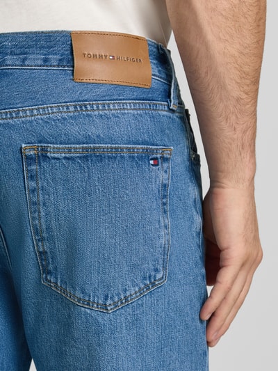 Mannenmodel draagt blauwe Straight Fit Jeans aus van Tommy Hilfiger, zicht op achterkant, heren straight fit jeans van Tommy Hilfiger, detailopname.