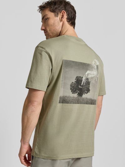 Männermodel trägt Relaxed Fit T-Shirt mit Rückenprint von HUGO, Mehrfarbig, Passform: Relaxed-Fit, Label-Print, Rundhals, Kurzarm, Reine Baumwolle, Ganzkörperansicht Rückansicht.