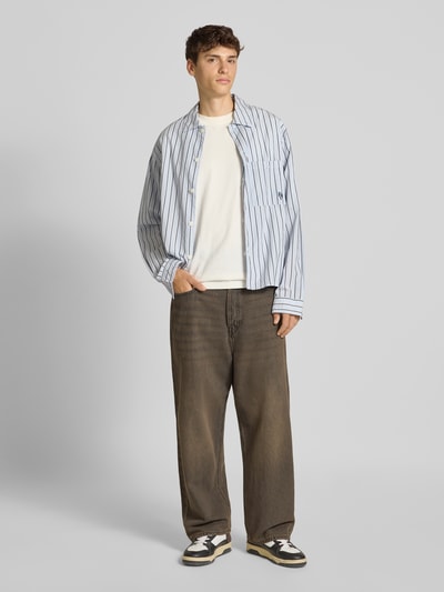 Mannenmodel draagt Baggy Fit Jeans im Used-Look van Jack & Jones, pure katoen, baggy fit, steekzakken, bruine wassing, vooraanzicht full-body.