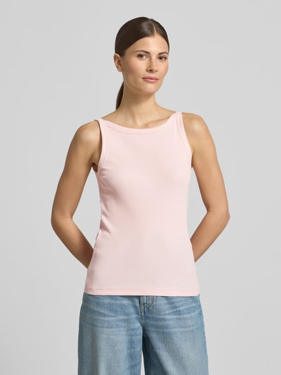 Frauenmodel trägt Trägertop in Ripp-Optik Modell 'Izli' von OPUS, hellrosa, Baumwoll-Elasthan-Mix, Slim Fit, Nahaufnahme Oberkörper.