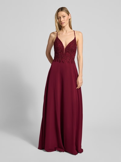 Frauenmodel trägt Regular Fit Abendkleid mit floralem Spitzenbesatz von Luxuar in Dunkelrot, taillierte Passform, Ziersteinbesatz, Spaghetti-Träger, Rückenausschnitt, Ganzkörperansicht von vorne.