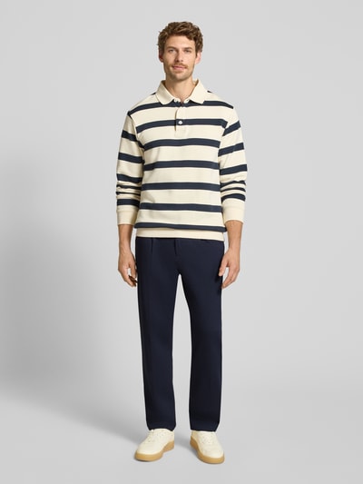 Männermodel trägt Straight Fit Hose mit Viskose-Anteil von Manuel Ritz in Dunkelblau, elastischer Material-Mix, Ganzkörperansicht von vorne.