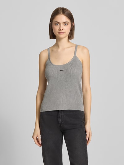 Frauenmodel trägt Tanktop aus Viskose-Mix mit tiefem Rückenausschnitt von Karo Kauer in Grau mit Feinripp, Körpernaher-Schnitt, Rundhalsausschnitt, Ganzkörperansicht von vorne. Rückenlänge bei Größe S: 34 cm.