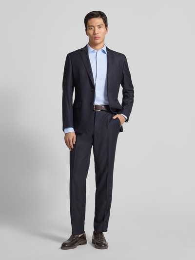 Männermodel trägt Slim Fit Businesshemd aus Baumwoll-Mix Modell 'HANK' von BOSS in Unifarben mit Struktur-Muster, Ganzkörperansicht von vorne.