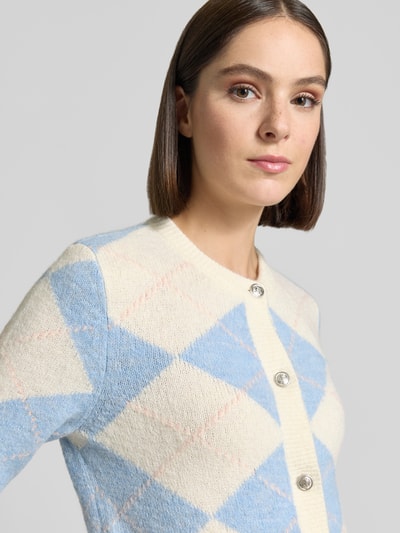 Frauenmodel trägt Regular Fit Strickjacke mit Woll-Anteil von Christian Berg Woman Selection in Creme und Hellblau, Nahaufnahme Oberkörper. Elastischer Material-Mix, gerippte Abschlüsse, lange Ärmel, durchgehende Knopfleiste, Damen Strickjacke.
