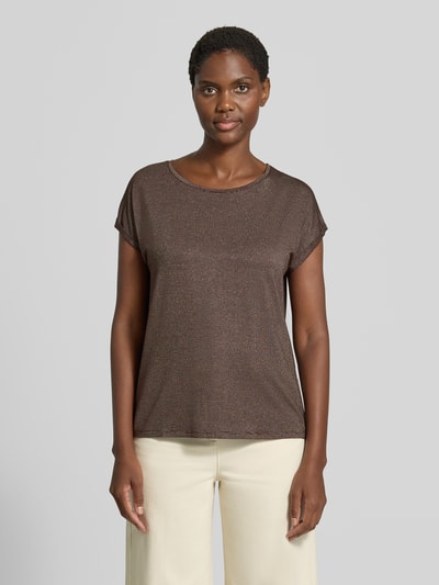 Frauenmodel trägt Loose Fit T-Shirt aus Viskose-Mix Modell 'LAVA' von VERO MODA, braun schimmernd, glatte Textur, Ganzkörperansicht von vorne. Damen T-Shirt von VERO MODA.