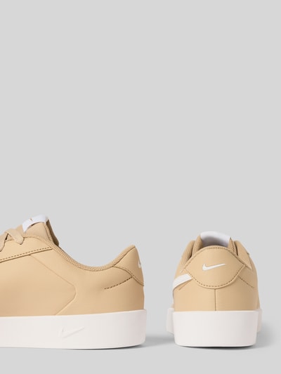 Produktfoto, Sneaker mit Label-Detail von Nike in Beige mit weißer Sohle, glatte Oberfläche, Herren Sneaker von Nike