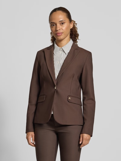 Frauenmodel trägt Blazer aus Baumwoll-Mix Modell 'Blake' von MOS MOSH in Braun mit Reverskragen und Klappentaschen, Ganzkörperansicht von vorne. Taillierte Passform, 2-Knopf-Manschetten, Rückenlänge 62 cm, Brustweite 45 cm, Ärmellänge 62 cm.