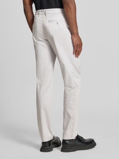 Männermodel trägt Regular Fit Chino mit Eingrifftaschen von Christian Berg Men in Hellbeige, Baumwoll-Elasthan-Mix, Ganzkörperansicht Rückansicht.