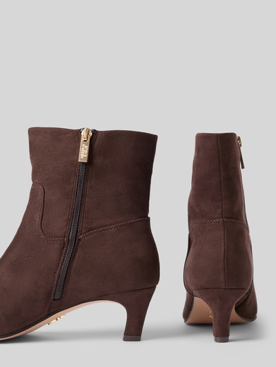 Produktfoto, Stiefeletten mit Pfennigabsatz Modell 'Davis' von Steve Madden in bruin suède, spitse model, ritssluiting aan de zijkant, gladde zool, hakhoogte maat 40: 6 cm, schachthoogte maat 40: 15 cm, schachtbreedte maat 40: 12 cm