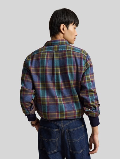 Männermodel trägt Custom Fit Freizeithemd aus reiner Baumwolle von Polo Ralph Lauren mit Karomuster in Blau, Grün und Rot, Ganzkörperansicht Rückansicht.