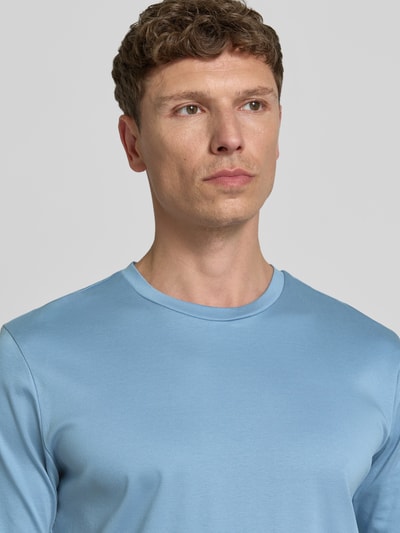 Männermodel trägt T-Shirt mit Rundhalsausschnitt von bugatti in Hellblau, reine Baumwolle, Slim Fit, Nahaufnahme Oberkörper.