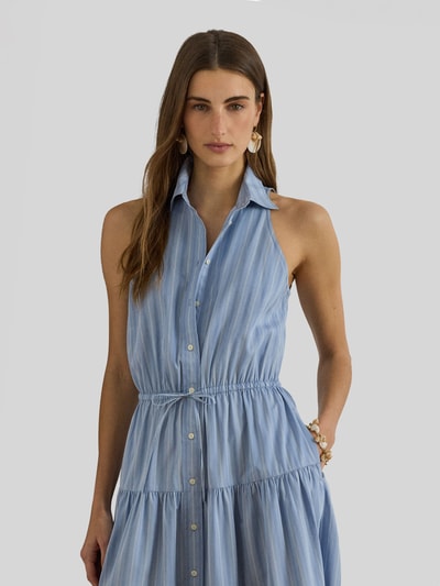 Frauenmodel trägt tailliertes Freizeitkleid aus reiner Baumwolle von Lauren Ralph Lauren in Two Tone Optik, Hemdblusenkragen, Knopfleiste, Bindegürtel, ärmellos in hellblau-weiß, Nahaufnahme Oberkörper.
