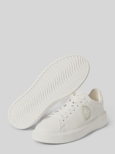 Produktfoto, Sneaker mit Label-Detail Modell 'BUCK' von Blauer USA, Herren Sneaker aus Leder-Mix, abgerundete Spitze, strukturierte Sohle, Schnürverschluss, Größe 44 mit 4 cm Absatzhöhe, 8 cm Schafthöhe, 9 cm Schaftweite, einfarbig weiß mit glatter und strukturierter Textur