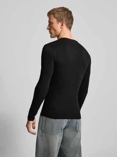 Männermodel draagt Slim Fit Longsleeve met ribstructuur van Tommy Jeans, zwart, puur katoen, slim fit, ruglengte 73 cm, mouwlengte 68 cm. Ganzkörperansicht Rückansicht.