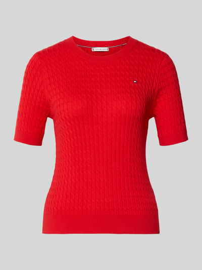 Produktfoto, Slim Fit T-Shirt aus reiner Baumwolle von Tommy Hilfiger, leuchtend rot, Zopfmuster-Strick, Logo-Detail, unifarben, kurzarm, Rundhals.