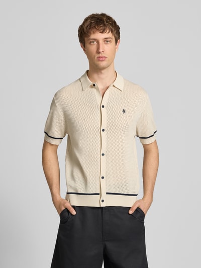 Männermodel trägt Slim Fit Strick-Poloshirt mit Label-Stitching von REVIEW, Viskose-Mix, Kontraststreifen, Knopfleiste, Ganzkörperansicht von vorne.