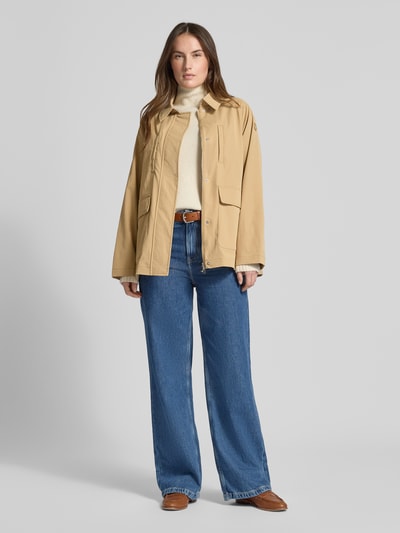 Frauenmodel trägt Relaxed Fit Jacke mit Umlegekragen Modell 'Dani' von SAVE THE DUCK in Beige, mit Brusttaschen, Ganzkörperansicht von vorne