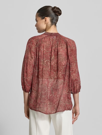 Frauenmodel trägt Regular Fit Bluse aus Viskose mit Schnürung und 3/4-Arm von Jake*s Collection, Allover-Look, Rot mit Muster, Ganzkörperansicht Rückansicht.