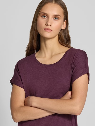 Kobiece model prezentuje damski t-shirt Regular Fit T-Shirt aus Viskose-Mix model 'MOSTER' od ONLY w kolorze śliwkowym, prosta tekstura, zbliżenie na górną część ciała, Damski t-shirt od ONLY.