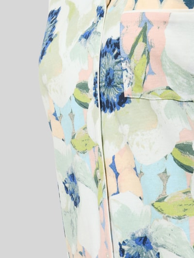 Frauenmodel trägt Relaxed Fit Pyjama-Oberteil mit Brusttasche von Christian Berg Woman im floralen Pastellmuster, Baumwoll-Modal-Mix, Nahaufnahme Oberkörper.
