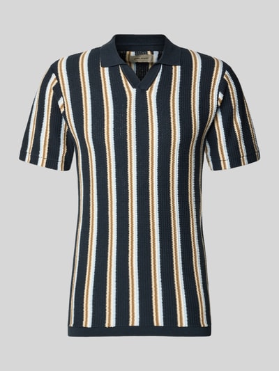 Produktfoto, Slim Fit Poloshirt mit V-Ausschnitt Modell 'AMOS' von Blend in Blau, Beige und Weiß mit Streifenmuster, reine Baumwolle, Allover-Look.
