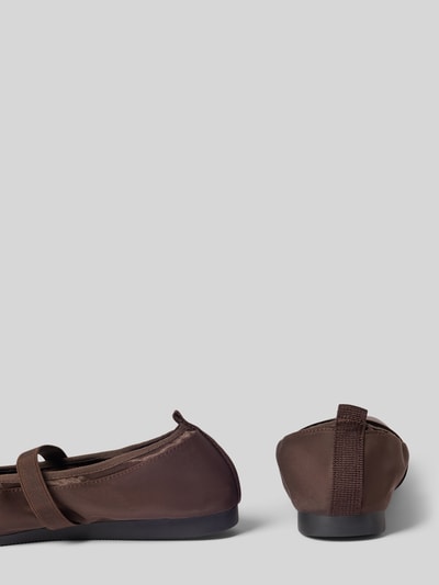Produktfoto, Ballerina mit elastischem Riemen Modell 'HILLARY' von Vagabond, Optik: Unifarben, Schuhspitze: Quadratisch, Abgerundet, Absatzform: Flach, Applikation: elastischer Riemen, Schlaufe, Verschluss: Schlupf/offen, Sohle: Profiliert, braune Farbtöne, glatte Textur, weiche Linien
